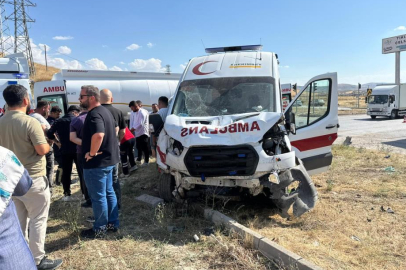 Ambulans ile cip çarpıştı: 5 yaralı