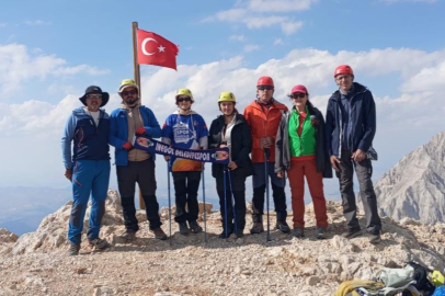 İnegöl Belediyesi dağcıları 30 Ağustos Zafer Bayramı için tırmandı