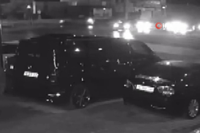 Kırmızı ışıkta geçen otomobil sürücüsü kaza yaptı... O anlar kamerada