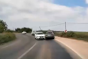 Bursa'da viraja hızlı giren otomobil kazaya sebep oldu