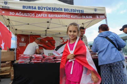 Bursa’da Zafer Bayramı öncesi on binlerce Türk bayrağı dağıtıldı