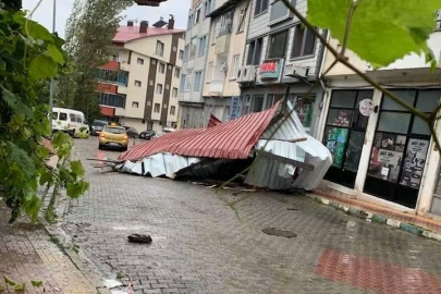 Fırtınada uçan çatı aracın üzerine düştü