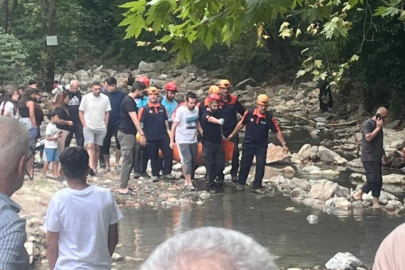 Ormanda yürüyüş yaparken kayalıklardan dere yatağına düştü
