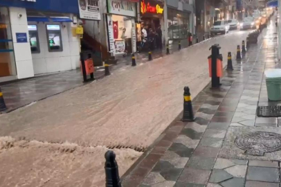 Sağanak yağış heyelan ve sele neden oldu