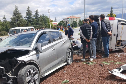 İki Otomobil Çarpıştı: 7 Yaralı