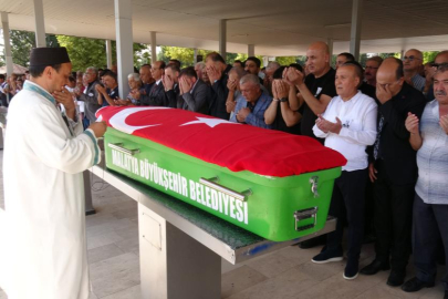 Oral Çelik hayatını kaybetti