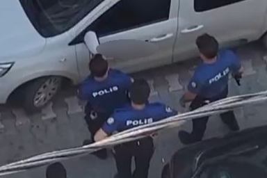 Polisi görünce kendini araca kitleyen adam, güçlükle araçtan çıkarılarak gözaltına aldı