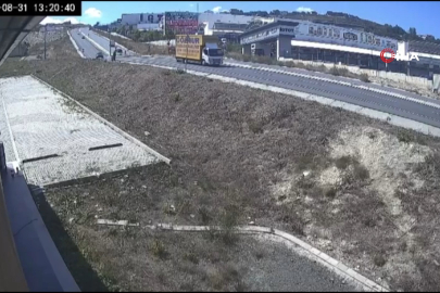 Yokuştan inen kamyonet 4 araca çarptı: 1 kişinin yaralandığı kaza anları kamerada