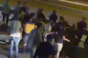 Yolun karşısına geçerken otomobil çarptı: 1'i ağır 2 yaralı