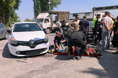 İki otomobil ile çarpışan motosiklet sürücüsü yaralandı