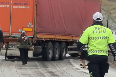 Kontrolden Çıkan Tır Yol Kenarındaki Çelik Bariyere Çarptı