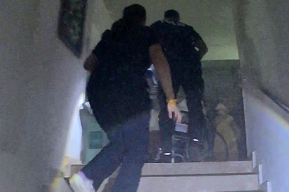 Alevlerin sardığı huzurevinde, polisler yaşlı çınarları sırtında taşıdı