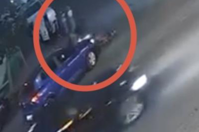 Bursa'da otomobil ile çarpışan motokurye yaralandı
