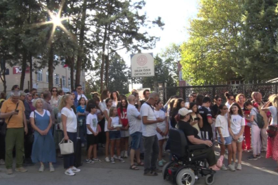Dilek Özer Ortaokulu velileri okul önünde toplandı: "Çocuklarımız güvende olsun