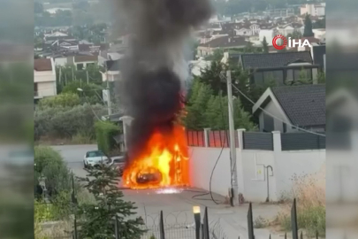 Park halindeki araç alev alev yand