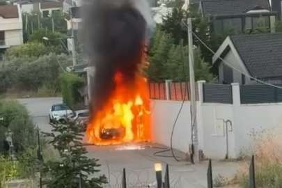 Park halindeki araç alev alev yandı