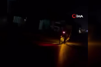 Motosikleti yatarak kullandı, tehlikeli anlar kamerada
