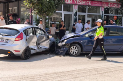 İnegöl'de iki otomobil kafa kafaya çarpıştı
