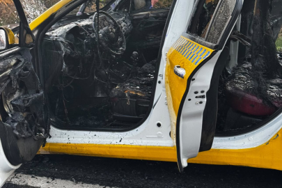 Motor kısmından başlayan yangın taksiyi küle çevirdi, yol trafiğe kapandı