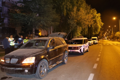 Plakalarını söktükleri araçla kaçarken polis ekiplerince yakalandılar