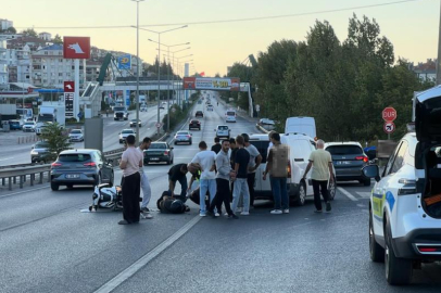 Otomobile çarpan genç motosiklet sürücüsü yola savruldu