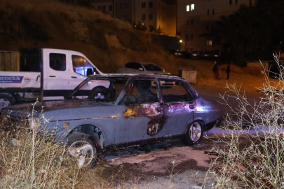 Park Halindeki Otomobil Alev Topuna Döndü