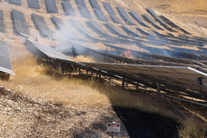 Güneş Enerjisi Panelleri Alevlere Teslim Oldu