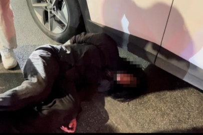 Ters yola girdi, ortalığı birbirine kattı: Gazetecilere tükürdü, polis aracına saldırdı