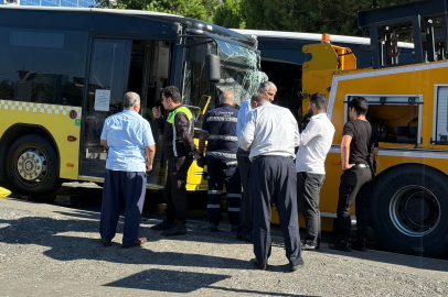 Beşiktaş'ta sabah vakti otobüs ile iş makinesi çarpıştı: 1'i ağır 5 yaralı