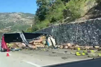 Zeytinyağı yüklü tır kaza yaptı: 1 ölü, 1 yaralı