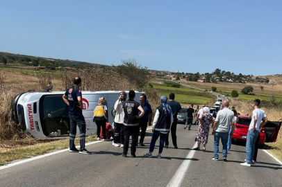Ambulans ile iki otomobil çarpıştı: 5 yaralı
