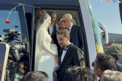 Düğün günlerinde gelinlik ve damatlıkla Erdoğan'ı karşıladılar