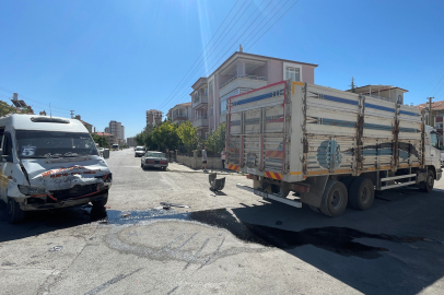Karaman’da kavşakta çarpışma: 2 yaralı