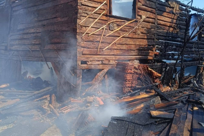Bolu'da Ahşap Ev Alev Alev Yandı