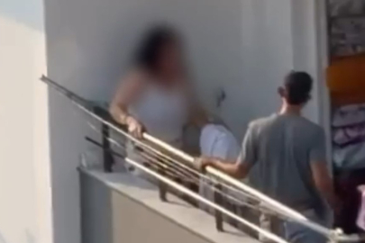 Kadını balkonda sopa ile darp kamerada