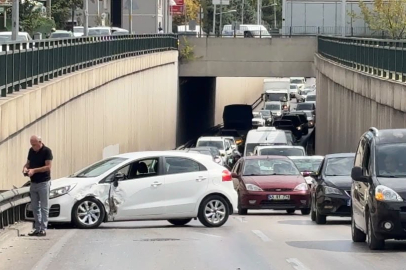 Bursa’da alt geçitte şerit değiştiren ticari araç otomobile çarptı