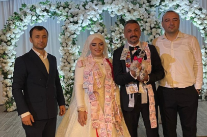Düğünde altın yerine köpek taktı