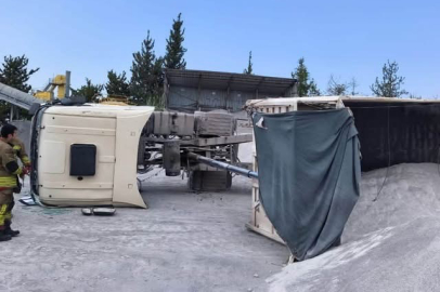 Kum Yüklü Kamyon Devrildi: 1 Yaralı