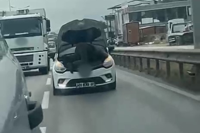 Bursa'da seyir halindeki otomobilin kaputunu açarak tamir yaptı
