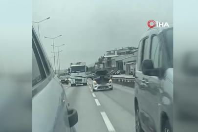 Bursa'da seyir halindeki otomobilin kaputunu açarak tamir yaptı