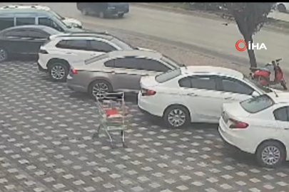 Kontrolden çıkan araç önce kamyonete, sonra park halindeki araçlara çarptı