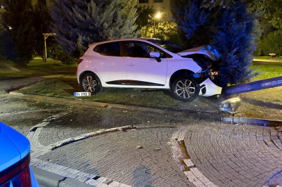 Otomobil Elektrik Direğine Çarptı: Şans Eseri Yaralanan Olmadı
