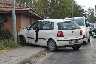 Otomobil Duvara Çarparak Durabildi