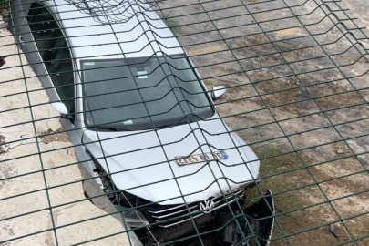 Sürücüsünün direksiyon hakimiyetini kaybettiği otomobil, tel örgüleri aşıp yaklaşık 3 metre yükseklikten yere çakıldı