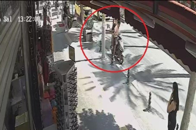 Motosikletli ile yayanın çarpışma anı kameraya yansıdı