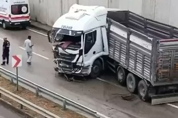 Yağış sebebiyle kontrolden çıkan tır makasladı: Sürücü yaralandı