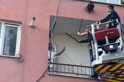 Hastaneye yatmamak için polise bıçak çekip direndi..