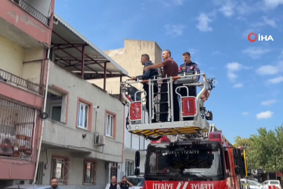 Hastaneye yatmamak için polise bıçak çekip direndi..