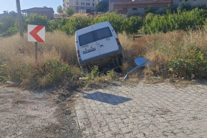 Minibüs Şarampole Uçtu: 2 Yaralı