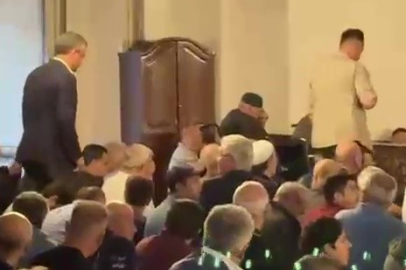 Özgür Özel, cuma namazını Bursa Ulu Cami'de kıldı